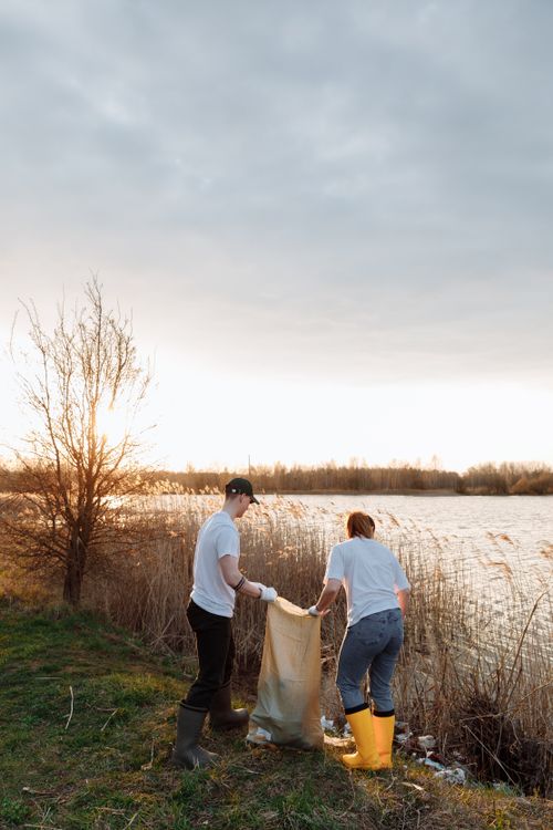 Volunteers Clean Up Riverbank in Weekend Action Day